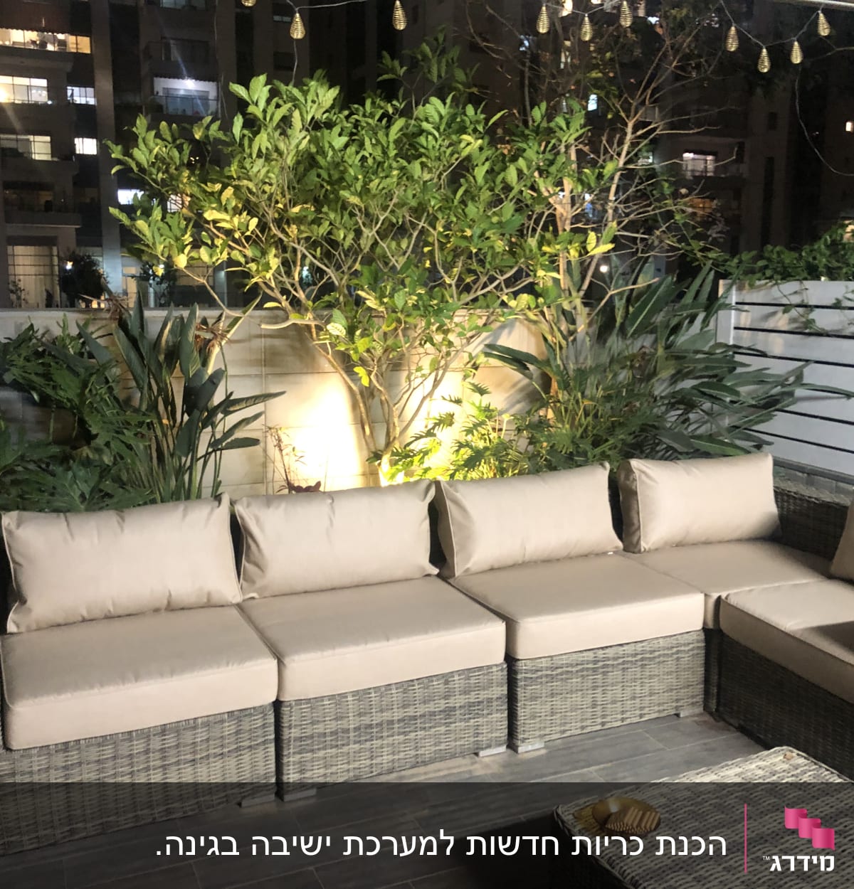 כריות ריפוד על ספת ראטן חיצונית במרפסת